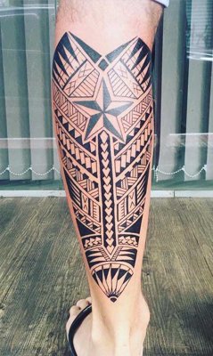  Tatouage maori, polynésien sur le mollet avec une étoile